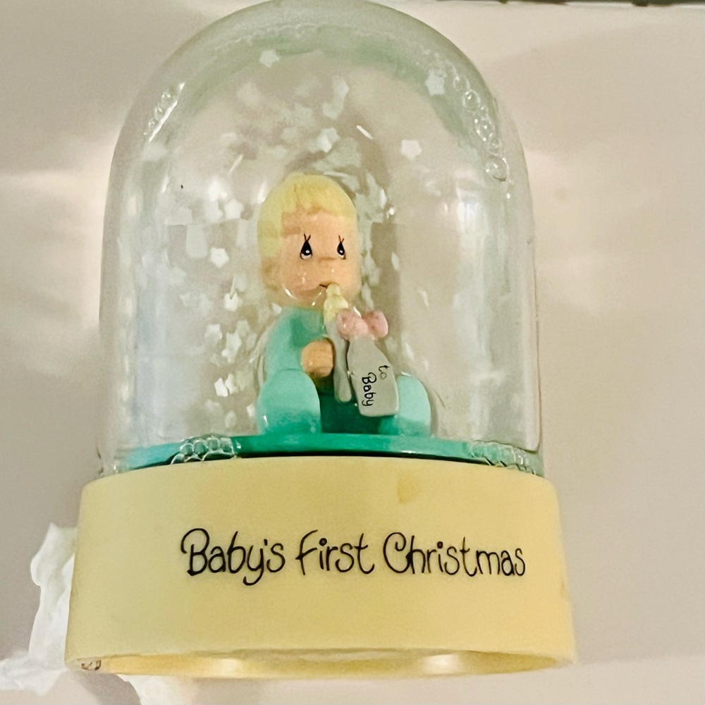 ⭐️Precious Moments Baby's First Christmas Snow Globe